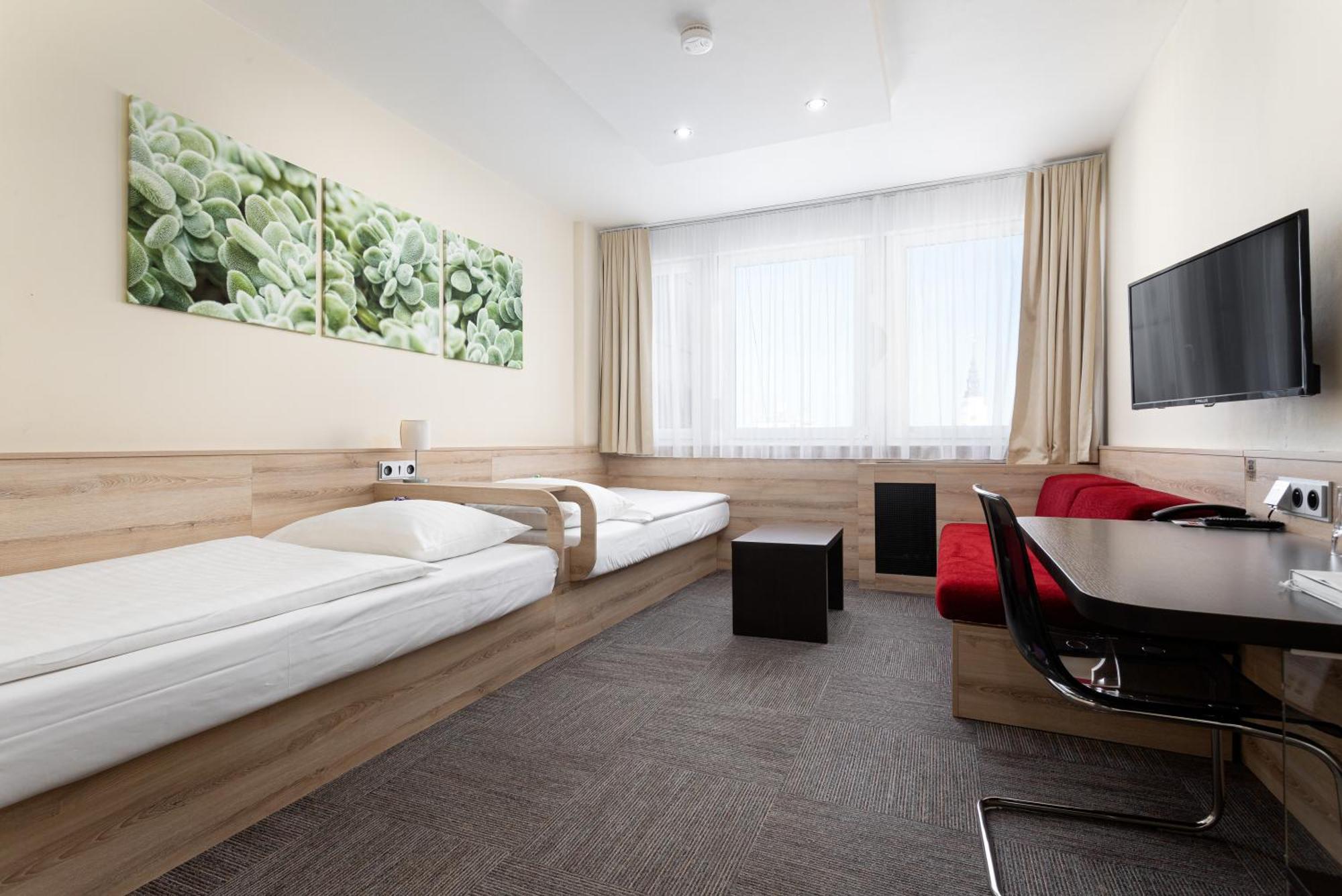Hotel Koruna โอปาวา ภายนอก รูปภาพ